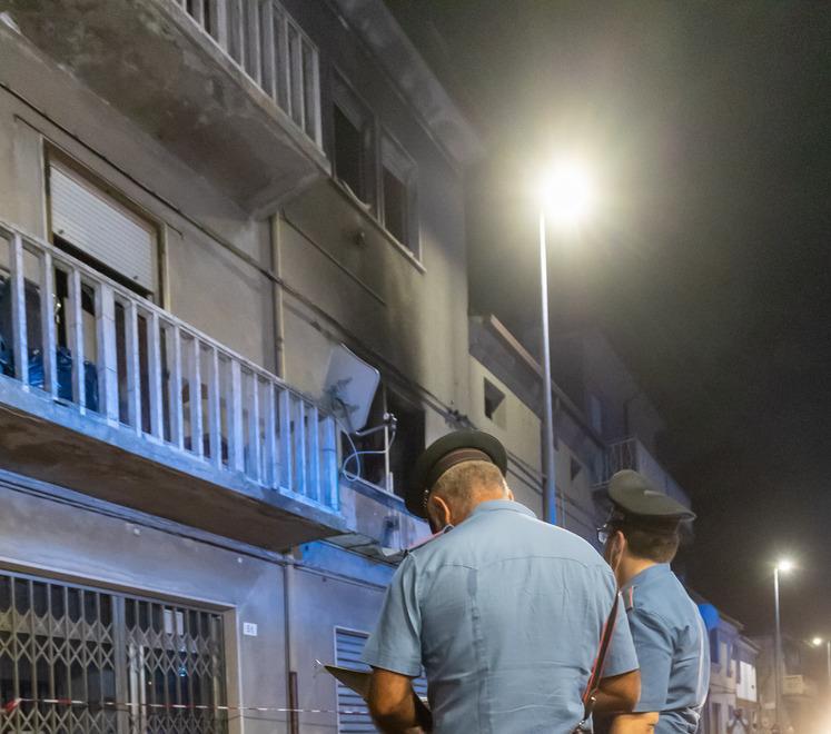 Fugge dalla casa in fiamme calandosi con un corda 