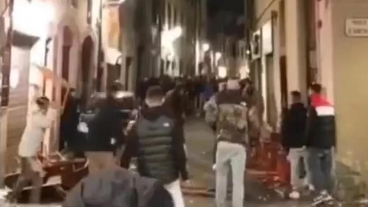 La rissa del 28 febbraio scorso in via Settesoldi nel fermo-immagine di un video