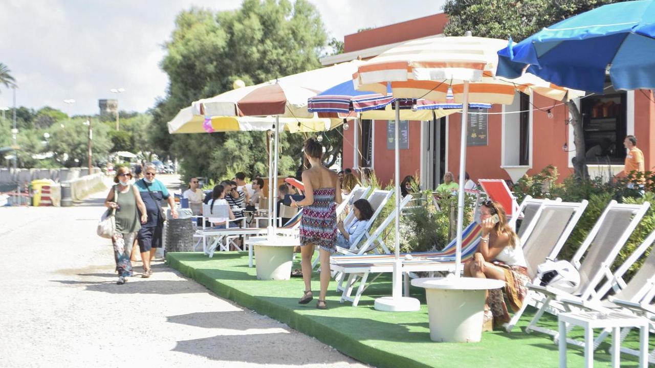 Alcuni clienti seduti nella zona esterna allestita giovedì scorso dai titolari del locale