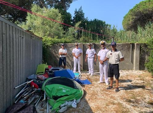 Ombrelloni lasciati in spiaggia per assicurarsi il posto, alla Mazzanta la Guardia Costiera sgombera l'arenile