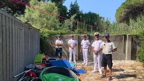Ombrelloni lasciati in spiaggia per assicurarsi il posto, alla Mazzanta la Guardia Costiera sgombera l'arenile