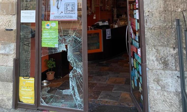 I danni causati alla gelateria De’ Coltelli