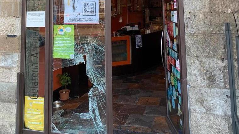 I danni causati alla gelateria De’ Coltelli