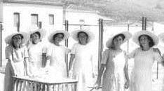 Nella foto anni Cinquanta dall’Archivio Rosellini, un gruppo di lavandaie delle Terme di Montecatini