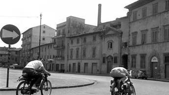Nella foto dell’archivio Ranfagni, una corsa motociclistica negli anni ’50 in piazza Mercatale