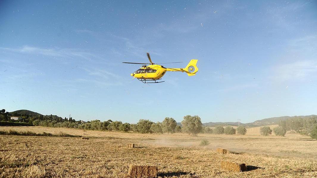 Incidente in falegnameria, operaio si conficca legno nell'addome: è grave