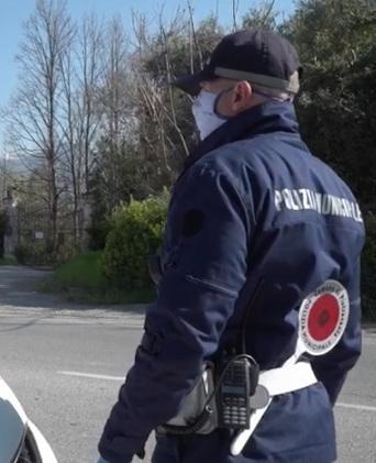 Multati due tredicenni sui monopattini elettrici 