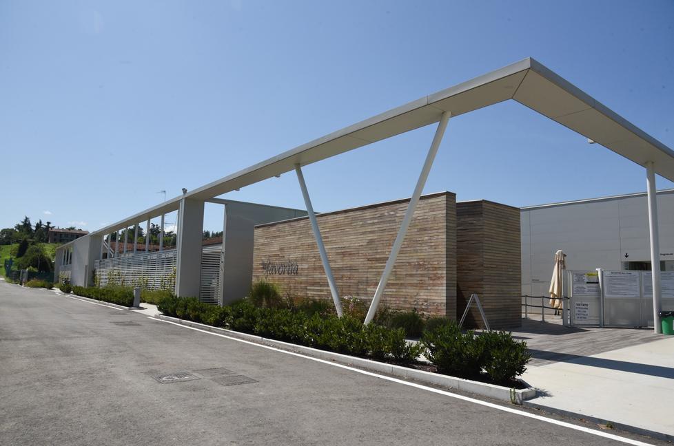 L’ingresso delle piscine “La Favorita”. Grande successo anche quest’anno per le serate del mercoledì