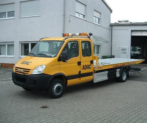Un carroattrezzi Iveco Daily, identico a quello rubato a Salvatore Chirra  (foto SAMOBORAC, CC BY-SA)