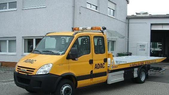 Un carroattrezzi Iveco Daily, identico a quello rubato a Salvatore Chirra (foto SAMOBORAC, CC BY-SA)