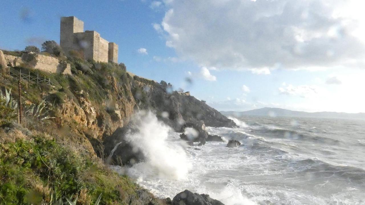 Uno scorcio di Talamone durante una giornata ventosa con mareggiata