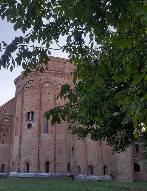 Nonantola, la prima volta dell’Abbazia: un picnic sull’erba che ospitava i benedettini 