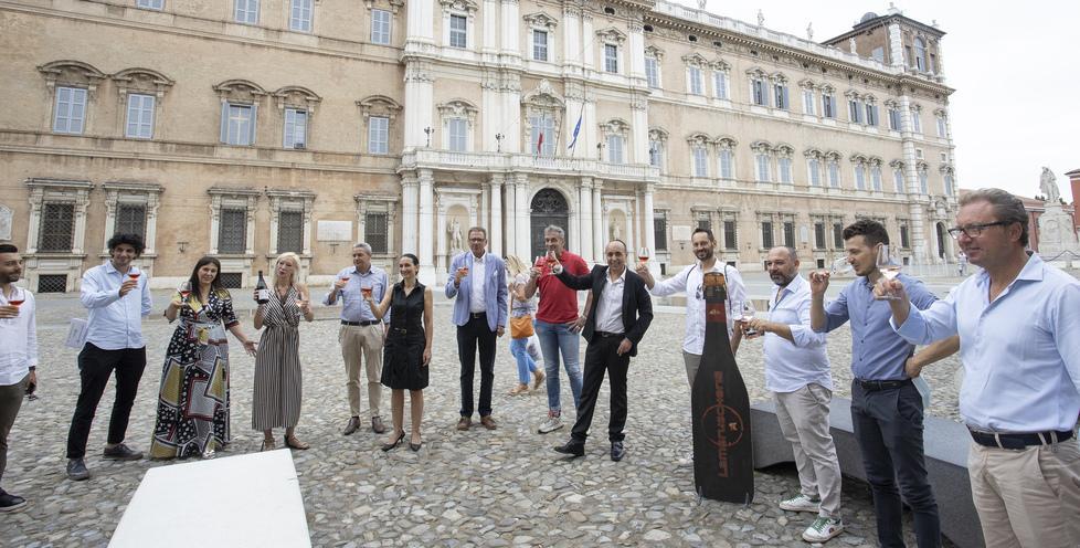 Lambruscolonga sotto le stelle: in piazza Roma a Modena brindisi al buio 