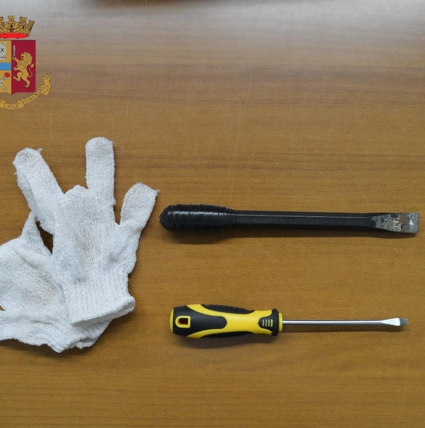 Denunciate due ragazze sorprese in Passeggiata con cacciavite e scalpello