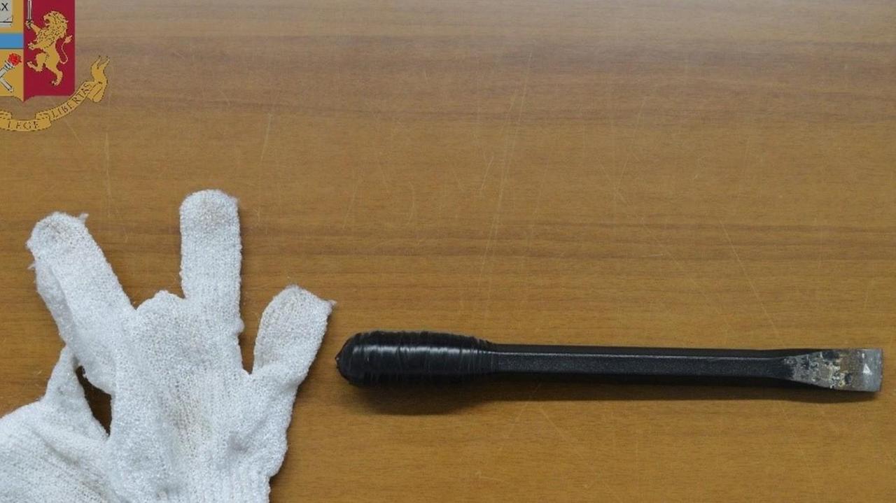 Denunciate due ragazze sorprese in Passeggiata con cacciavite e scalpello