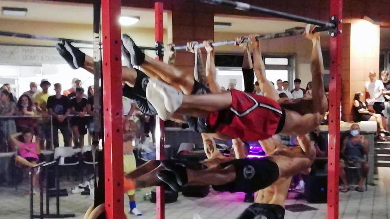 A Salivoli parata degli sport, raduno delle Vespe più musica