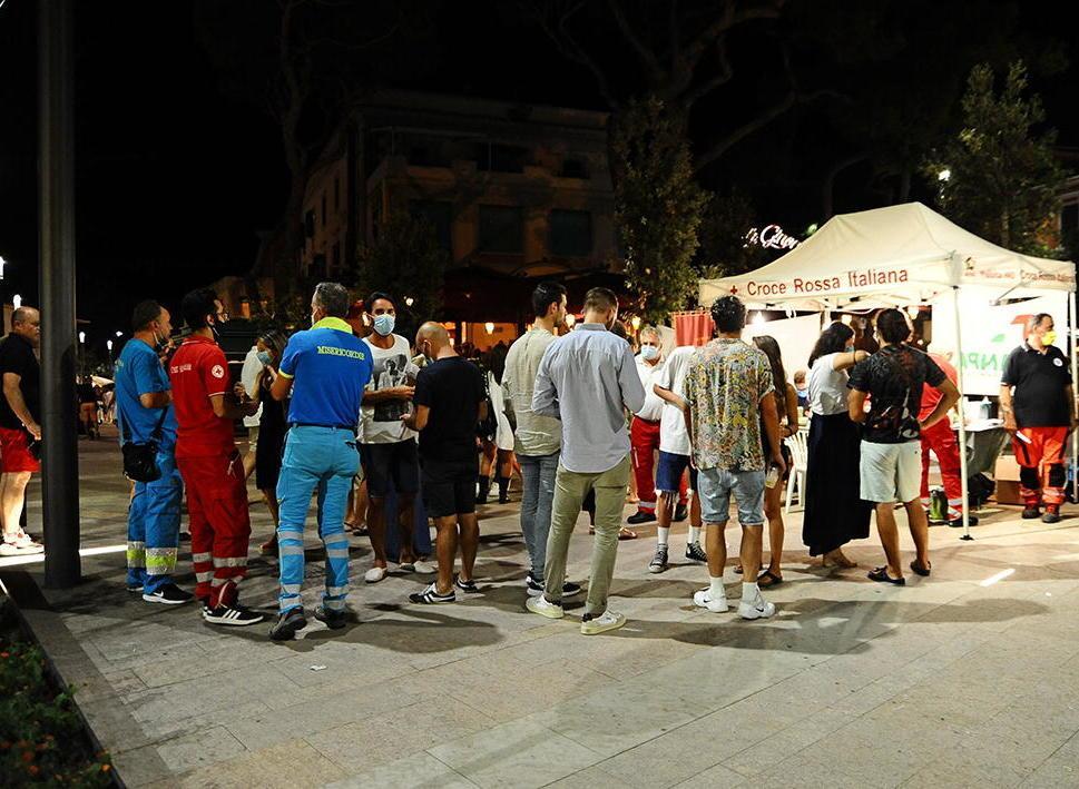 275 giovani in fila per sottoporsi al test sierologico al gazebo in piazza 