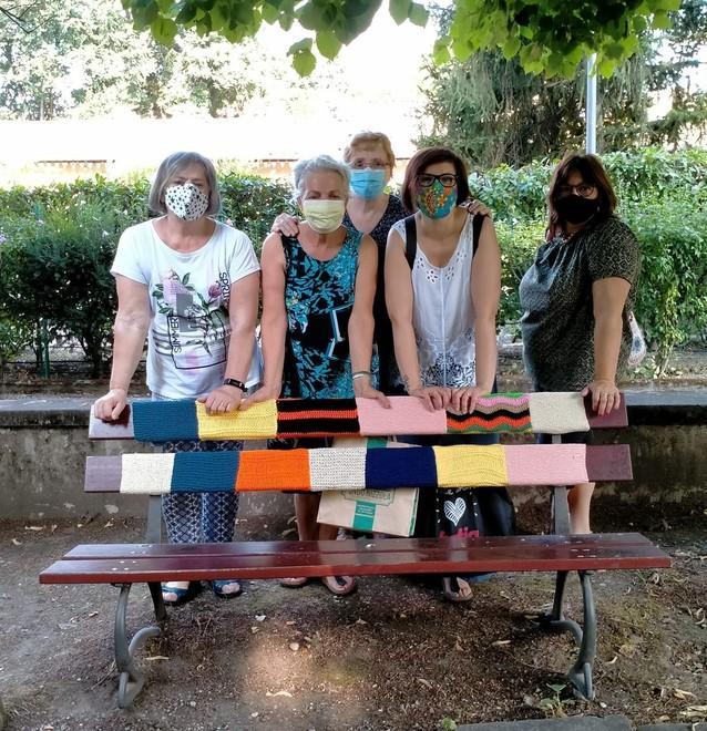 Cestini e panchine foderati all’uncinetto 