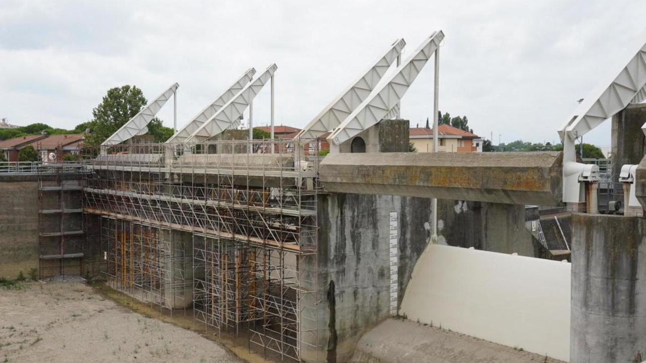Il cantiere allo Scolmatore di Pontedera, una struttura completata nel 1987 e costata 64 miliardi di lire