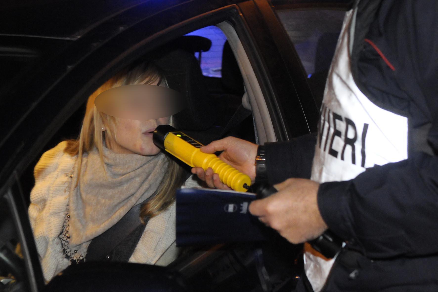 Un controllo dei carabinieri con l'alcoltest (foto d'archivio)