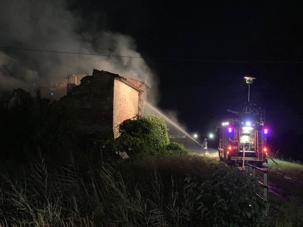 Casolare distrutto da un incendio, s'indaga
