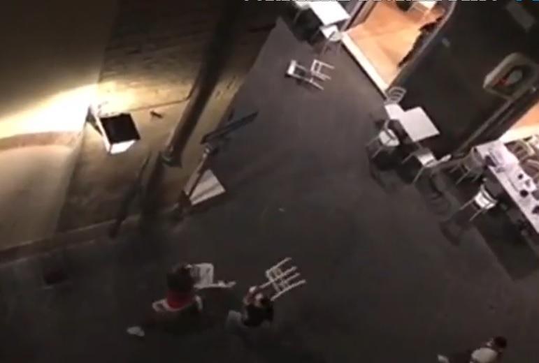Il fermo-immagine di un video girato sabato sera, 1 agosto, in via Settesoldi