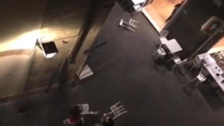 Il fermo-immagine di un video girato sabato sera, 1 agosto, in via Settesoldi