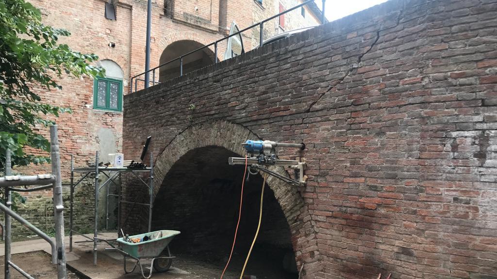 Arceto, completato il restauro del ponte del castello