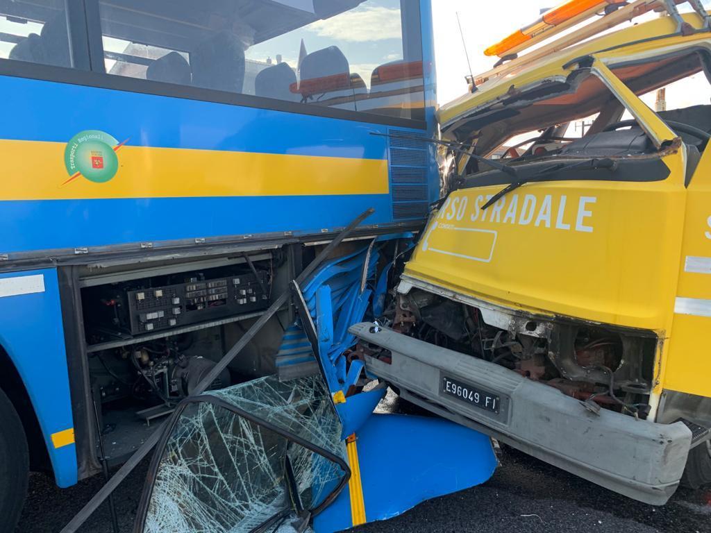 Doppio scontro in via del Tiglio: sei feriti - Foto 