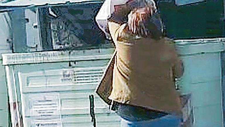 Uno dei furbetti dei rifiuti incastrati dalle telecamere della Municipale nel Comune di Peccioli