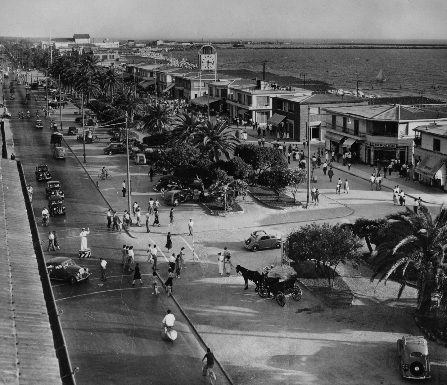 Quel lungomare di decine di chilometri che ha fatto la fortuna della Versilia 