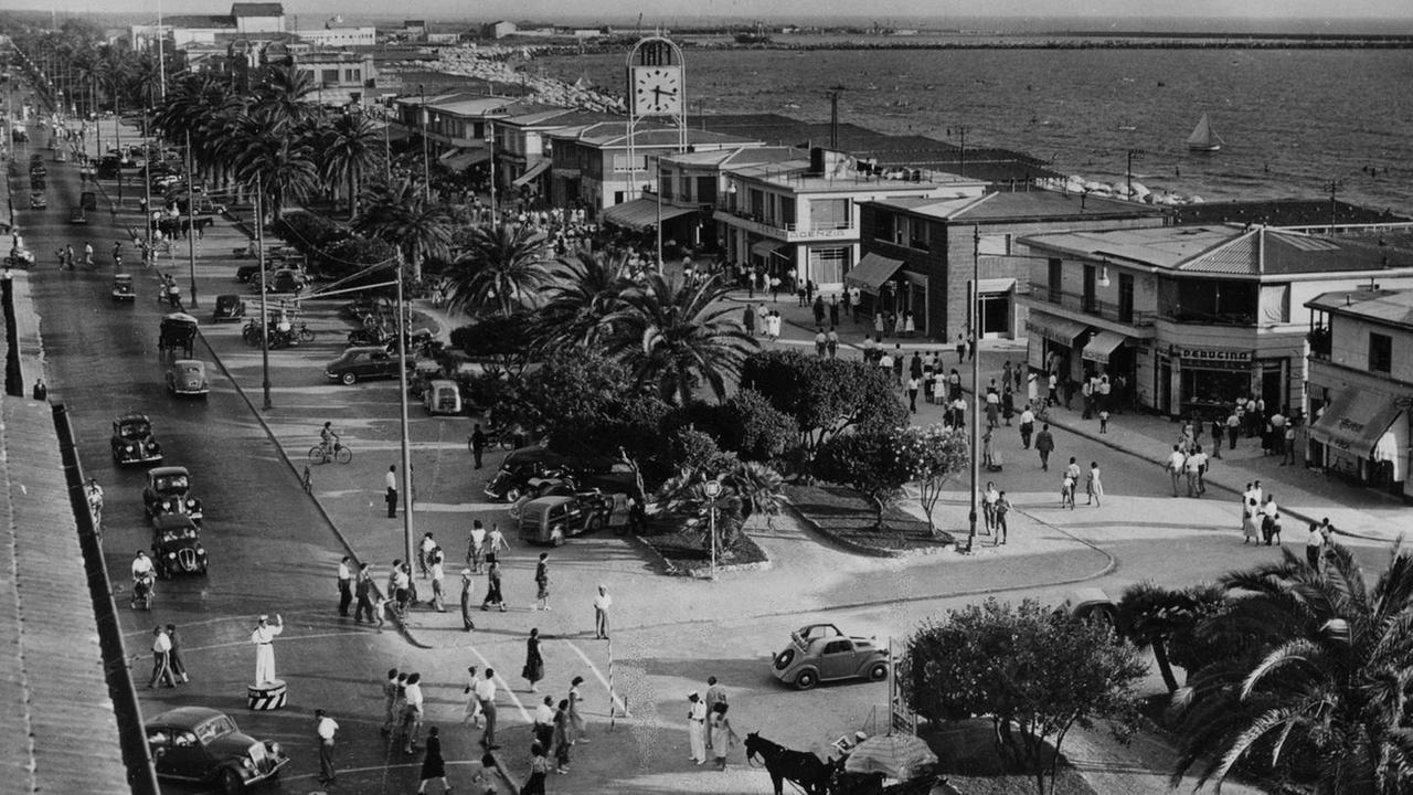 Quel lungomare di decine di chilometri che ha fatto la fortuna della Versilia
