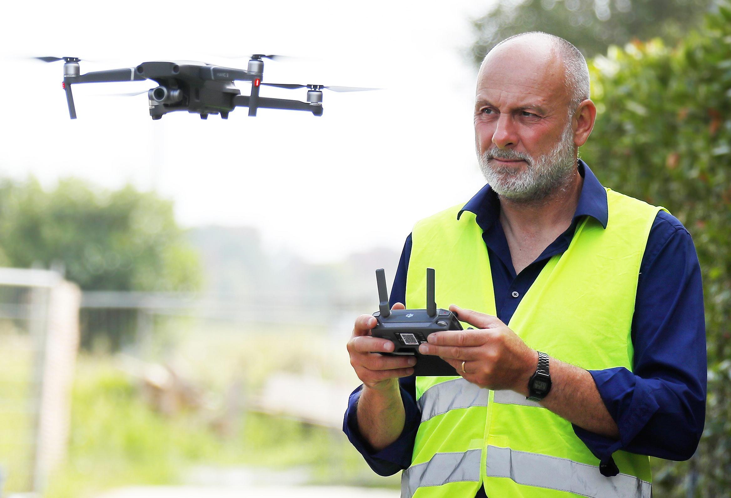 Il fotoreporter del Tirreno Fabio Muzzi mentre pilota il drone