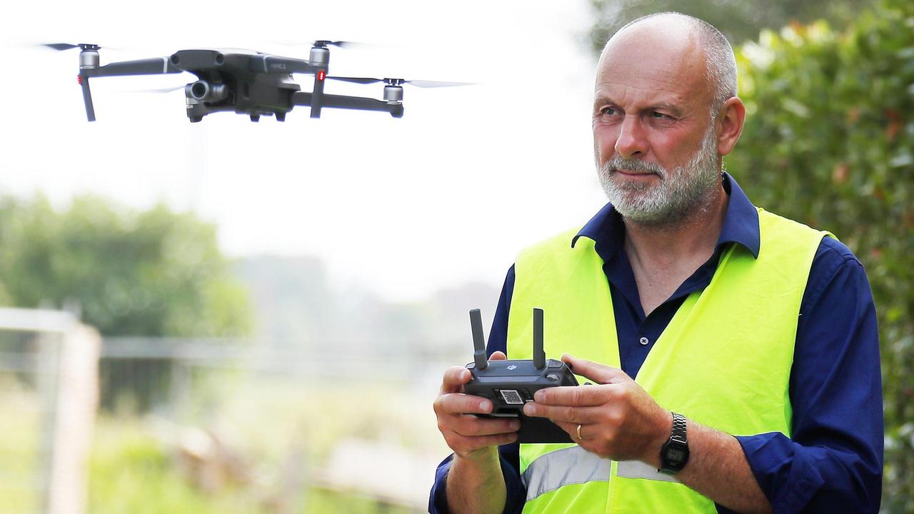Il fotoreporter del Tirreno Fabio Muzzi mentre pilota il drone