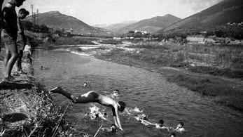 Alcuni ragazzi mentre fanno il bagno nel Bisenzio negli anni ’50 dalla foto-collezione di Ranfagni