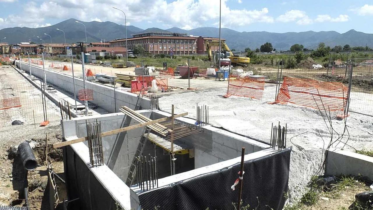 Lavori in corso per la costruzione del nuovo ospedale a Cisanello (foto fabio muzzi)