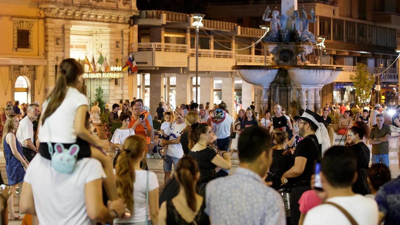 Shopping sotto le stelle per la ripartenza: tornano le “Sere d’estate”