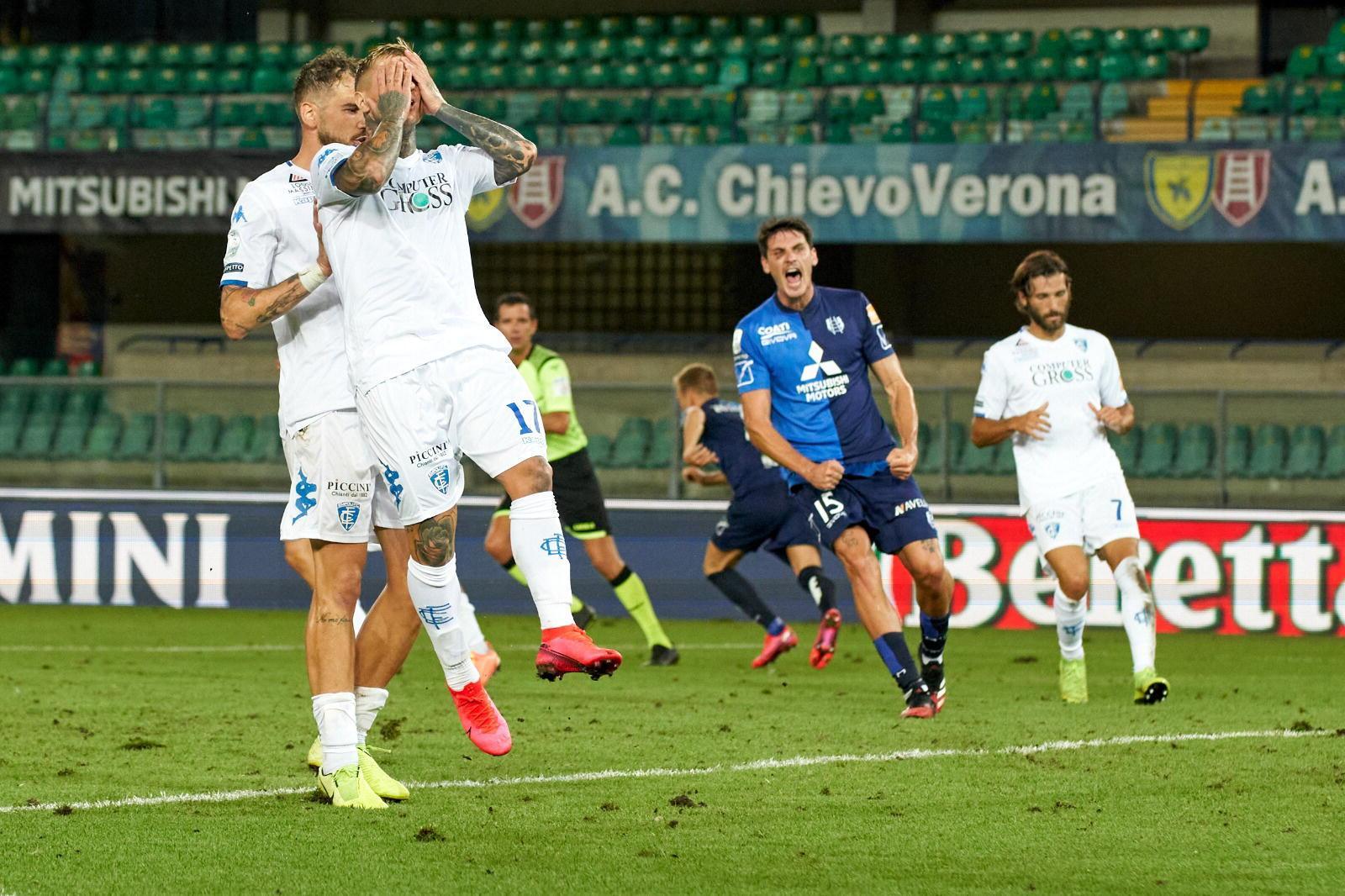 La disperazione di Ciciretti dopo il rigore sbagliato all'88' (foto Sestini)