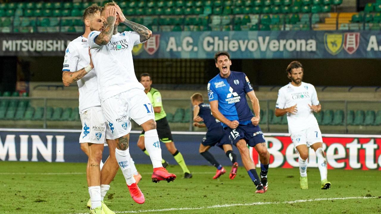 La disperazione di Ciciretti dopo il rigore sbagliato all'88' (foto Sestini)