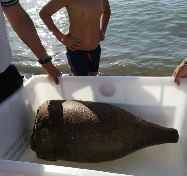 Dal mare della Giannella riaffiora un’antica anfora 