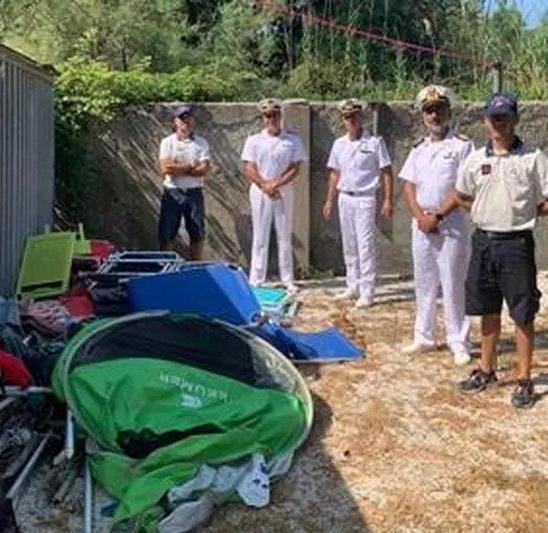 Sequestrati gli ombrelloni lasciati in spiaggia 