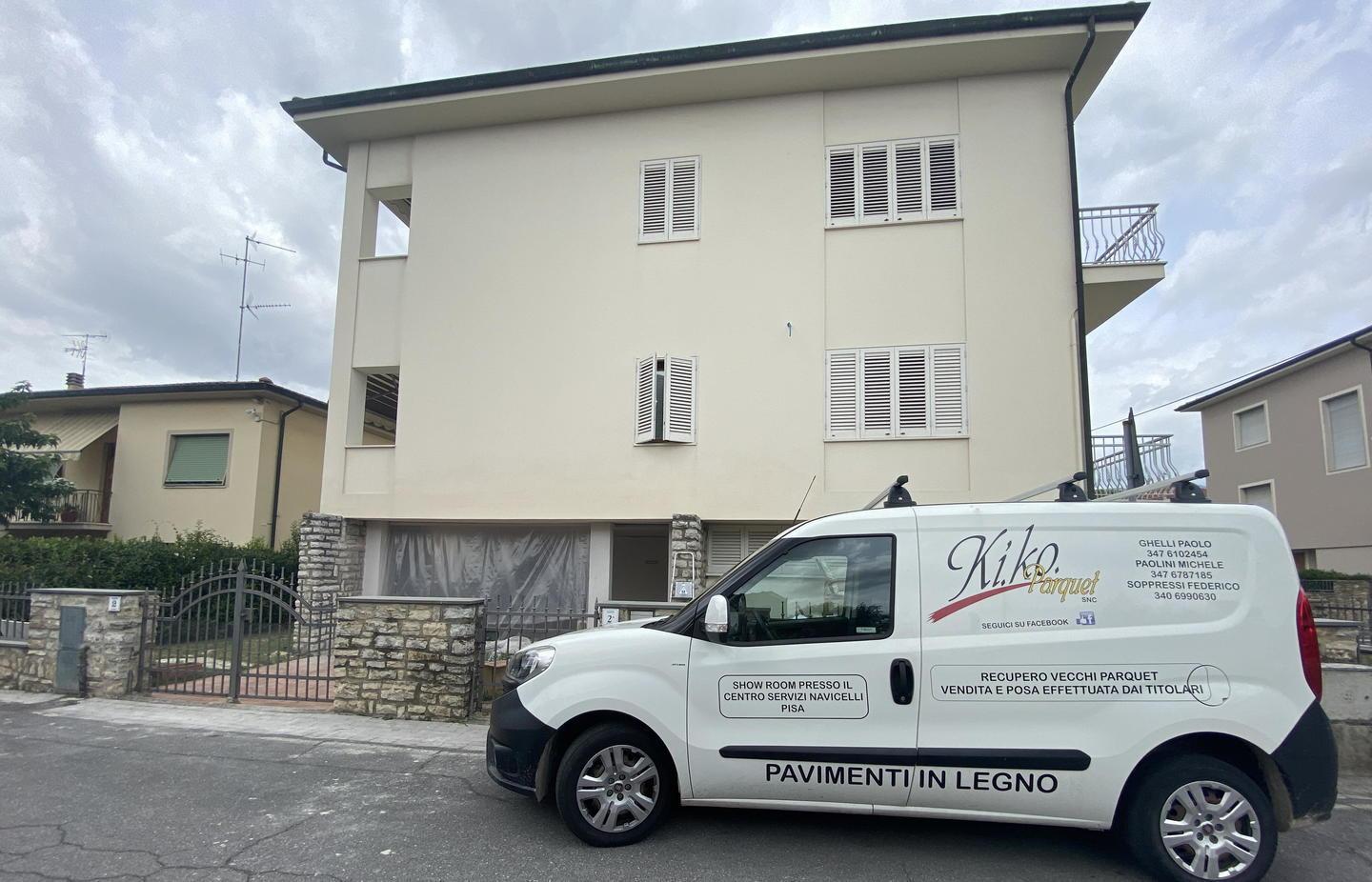Mano dilaniata a 55 anni artigiano si amputa 4 dita mentre installa il parquet 