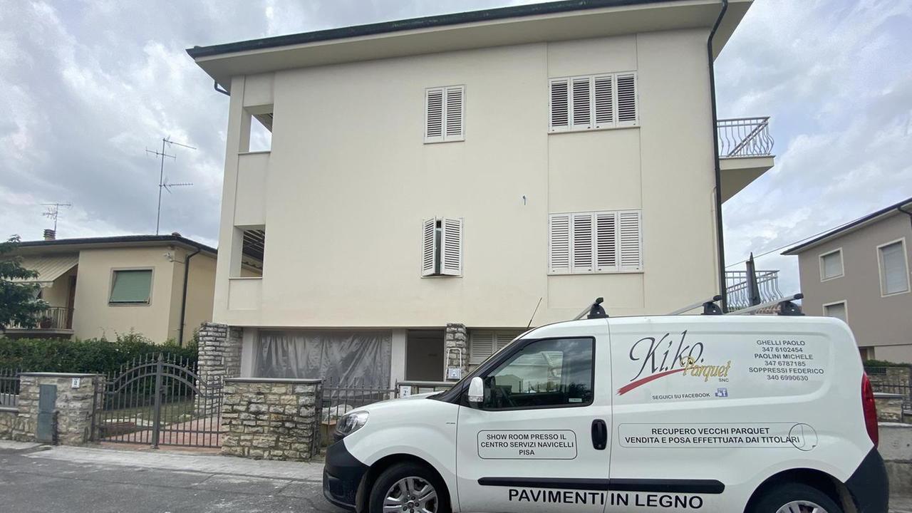 Mano dilaniata a 55 anni artigiano si amputa 4 dita mentre installa il parquet
