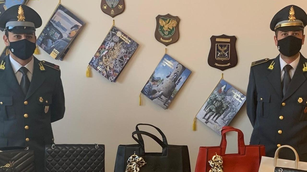 Smantellata la filiera del falso di pregio
