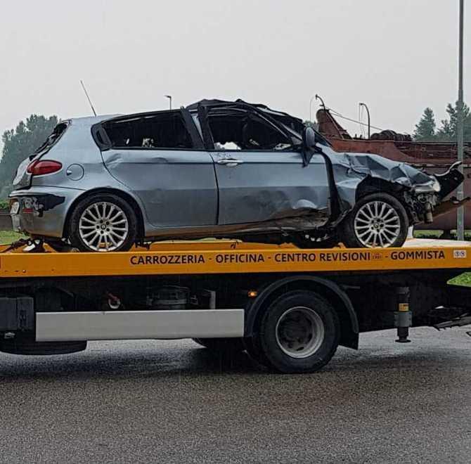 Ripescata l’auto finita nel Po qualcuno voleva disfarsene 