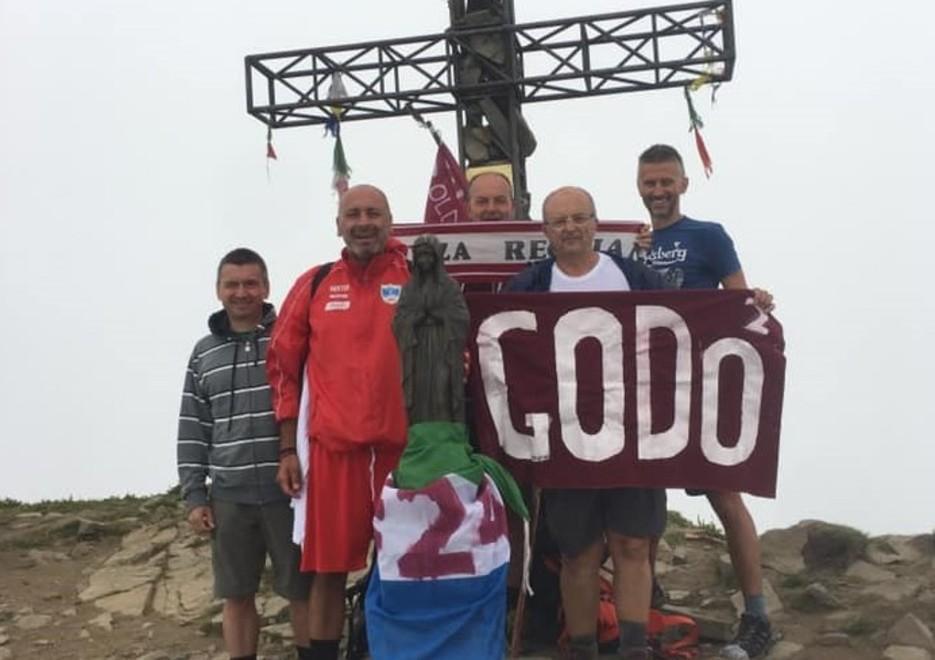 A piedi da Bibbiano sino alla cima del Cusna Cinque tifosi tengono fede al fioretto per la B 