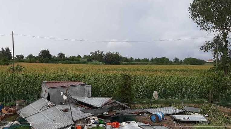 Ciclista sfiorato dal crollo