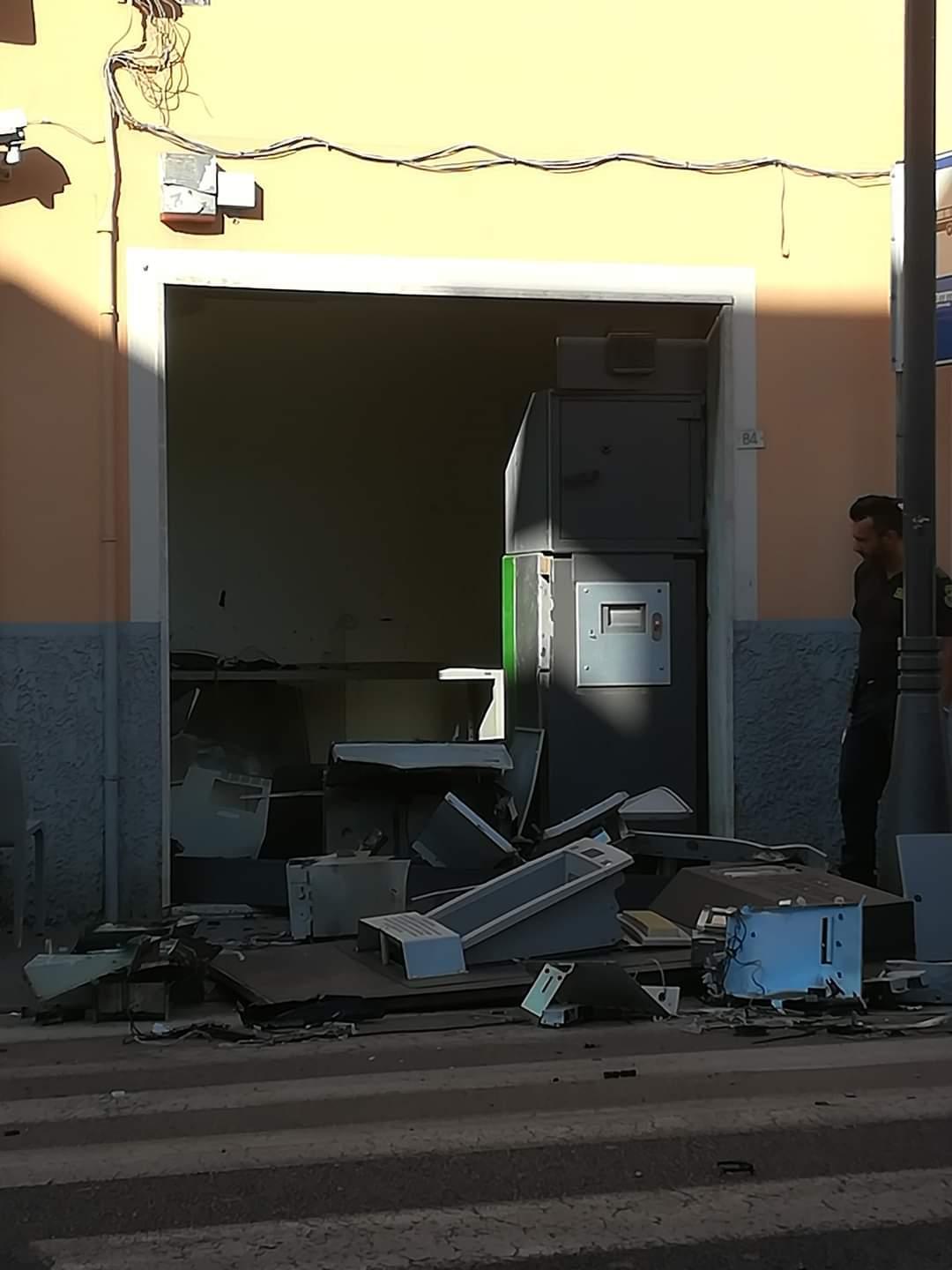 Esplosione assordante nella notte, assaltato un bancomat