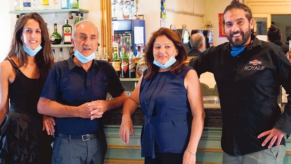 la famiglia Baldini Orlandini davanti al bancone del bar