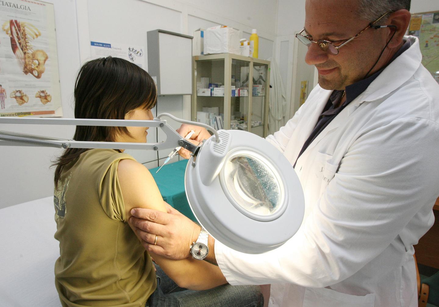 Influenza, vaccino per bambini e over 60. A Lucca e Valle in arrivo 20mila dosi in più 